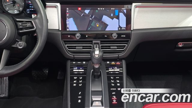 Porsche Macan 2022 — photo 20