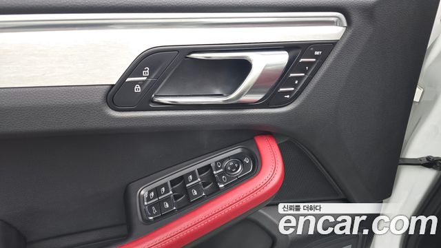 Porsche Macan 2022 — photo 29