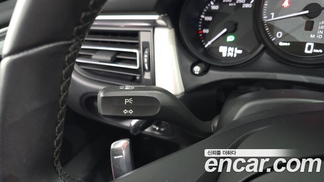 Porsche Macan 2022 — photo 30