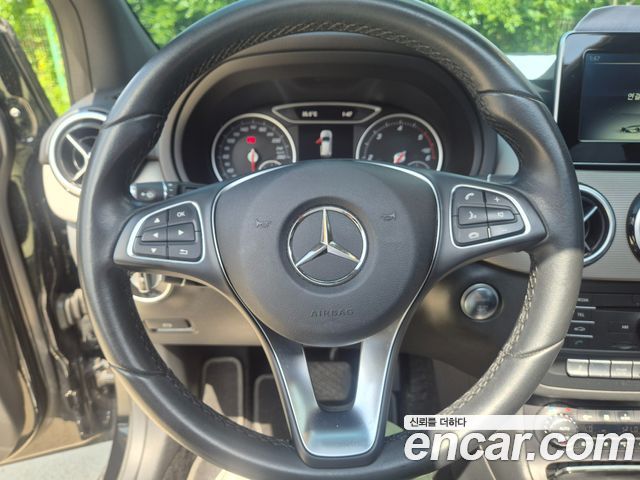 Mercedes-Benz B-Class 2017 — photo 10