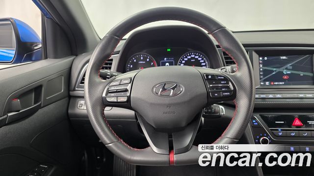 Hyundai AVANTE 2017 — photo 18