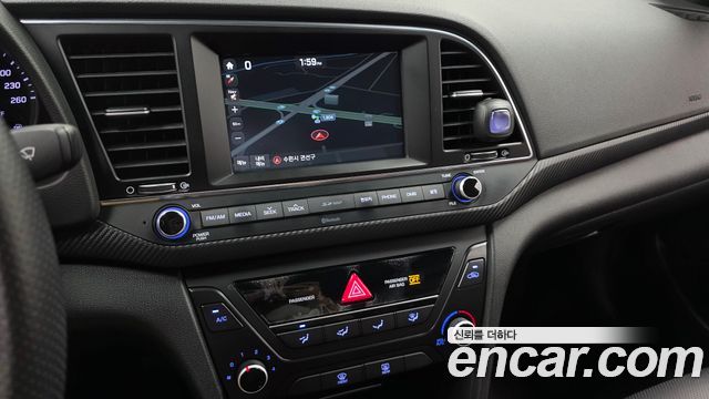 Hyundai AVANTE 2017 — photo 19