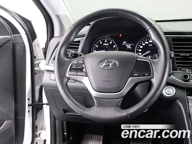 Hyundai AVANTE 2018 — photo 16