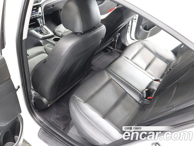 Hyundai AVANTE 2018 — photo 17
