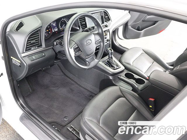 Hyundai AVANTE 2018 — photo 18