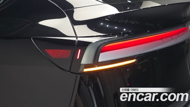 Tesla Model Y 2025 — photo 9
