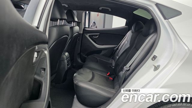 Hyundai AVANTE 2015 — photo 12