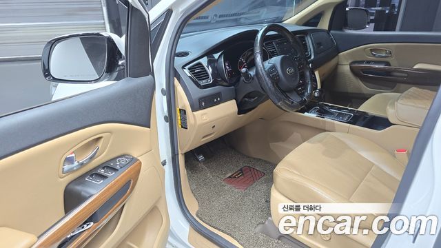 Kia Canival 2015 — photo 10