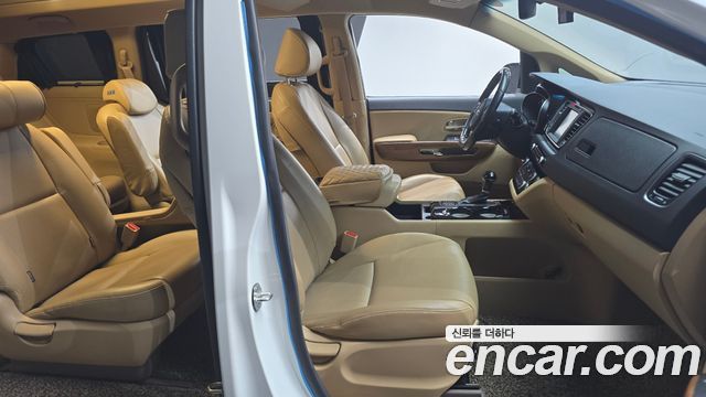 Kia Canival 2015 — photo 11