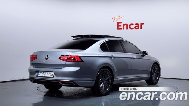 Volkswagen Passat 2022 — photo 2