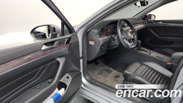 Volkswagen Passat 2022 — photo 13