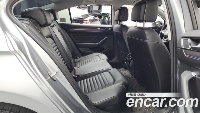 Volkswagen Passat 2022 — photo 16
