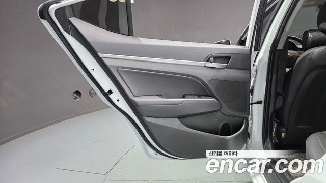 Hyundai AVANTE 2019 — photo 15