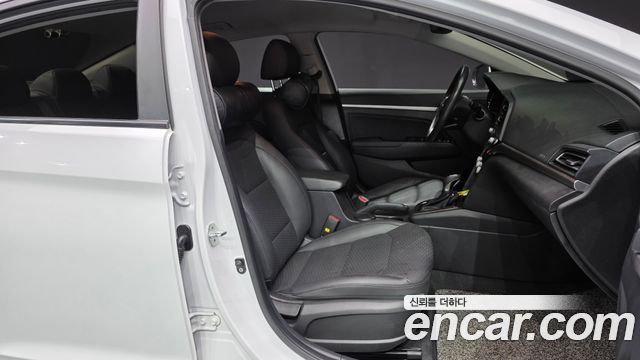 Hyundai AVANTE 2019 — photo 16