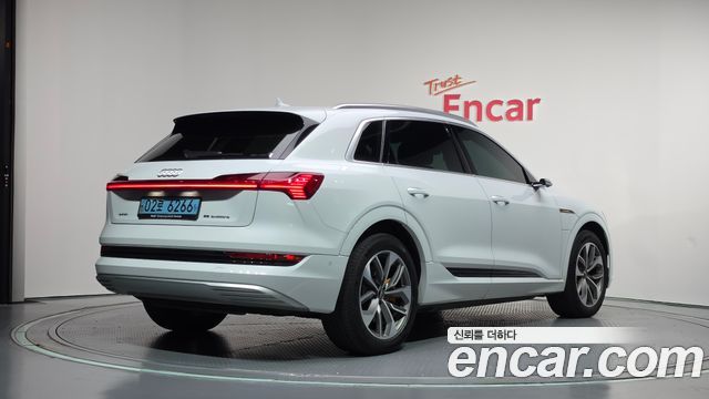 Audi e-tron 2020 — photo 2