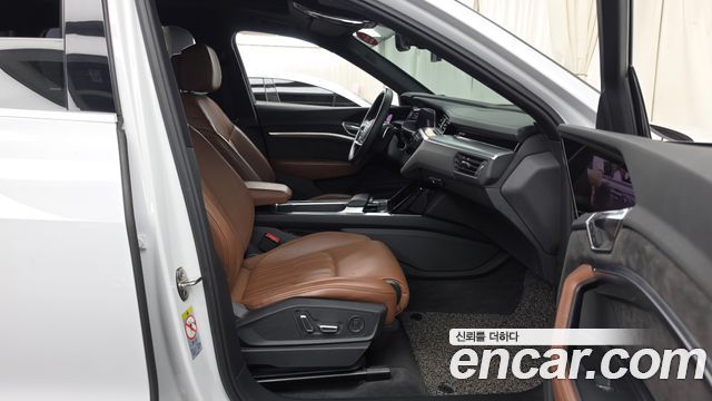 Audi e-tron 2020 — photo 11