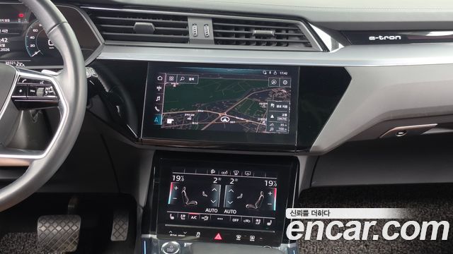 Audi e-tron 2020 — photo 14