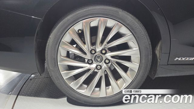 Lexus ES 2021 — photo 5