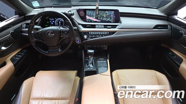 Lexus ES 2021 — photo 10
