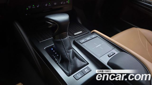 Lexus ES 2021 — photo 12