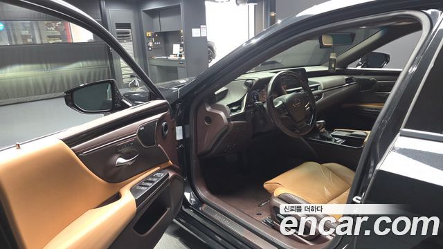 Lexus ES 2021 — photo 13