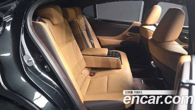 Lexus ES 2021 — photo 17