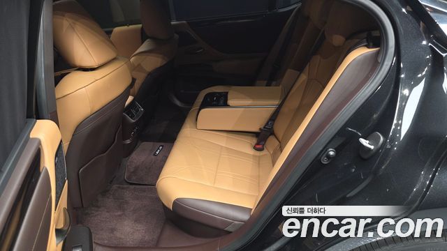 Lexus ES 2021 — photo 18