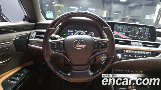 Lexus ES 2021 — photo 19