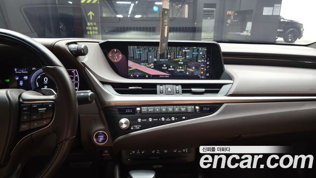 Lexus ES 2021 — photo 20