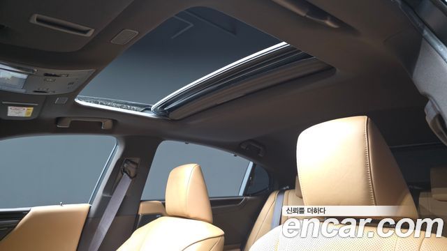 Lexus ES 2021 — photo 24