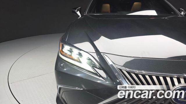 Lexus ES 2021 — photo 8