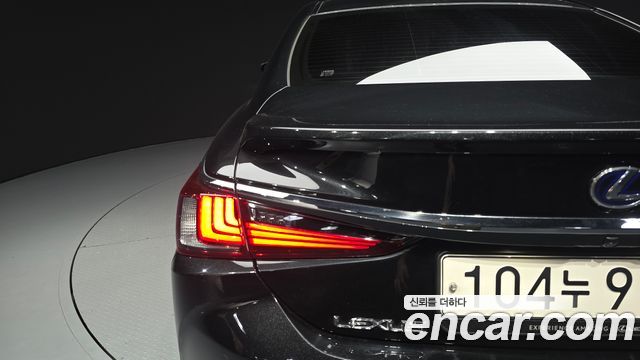 Lexus ES 2021 — photo 9