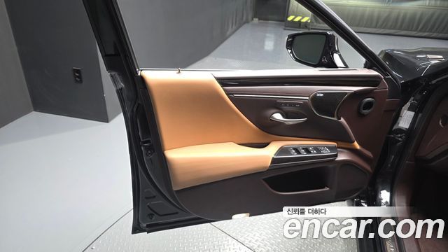 Lexus ES 2021 — photo 14