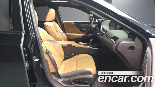 Lexus ES 2021 — photo 16