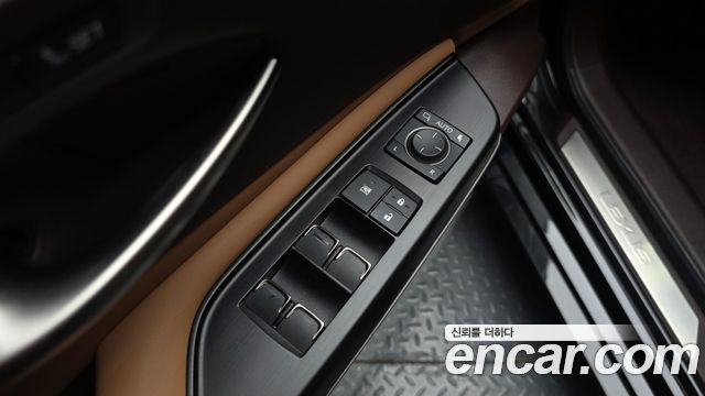 Lexus ES 2021 — photo 30