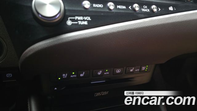 Lexus ES 2021 — photo 31