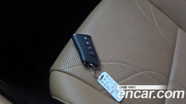 Lexus ES 2021 — photo 32