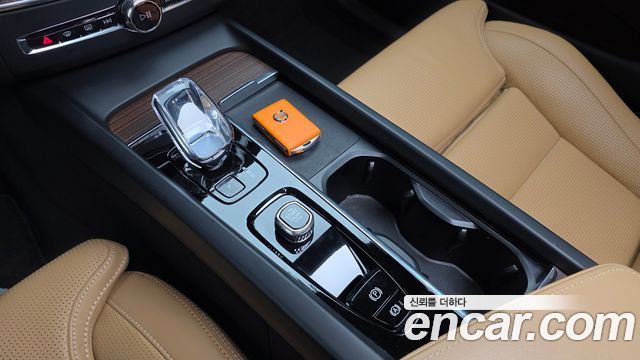 Volvo XC60 2023 — photo 12