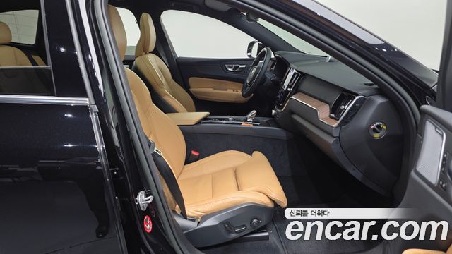 Volvo XC60 2023 — photo 17