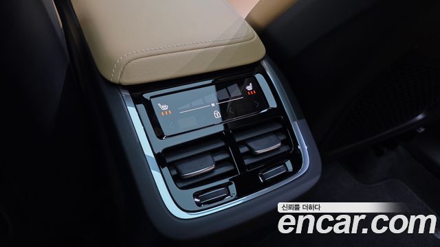Volvo XC60 2023 — photo 24