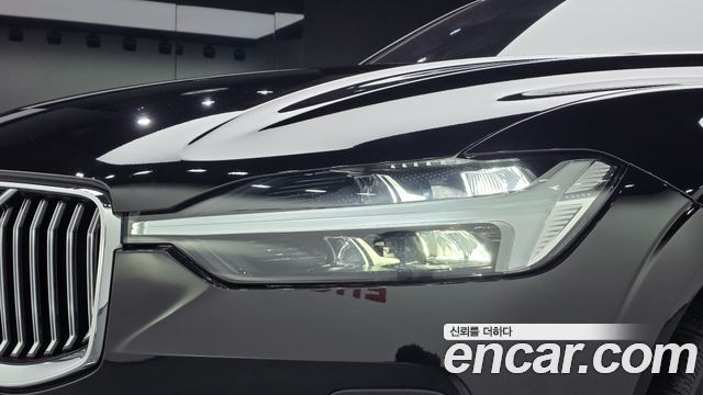 Volvo XC60 2023 — photo 8
