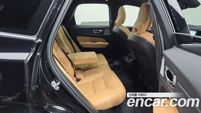 Volvo XC60 2023 — photo 16