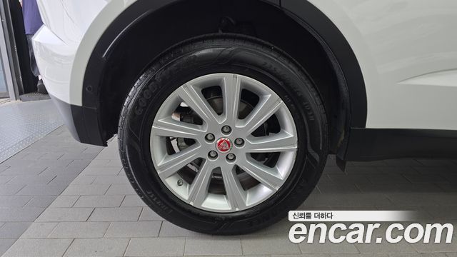 Jaguar E-PACE 2018 — photo 5