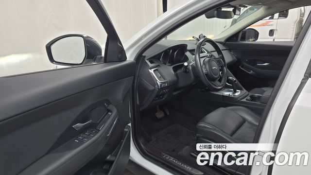 Jaguar E-PACE 2018 — photo 13