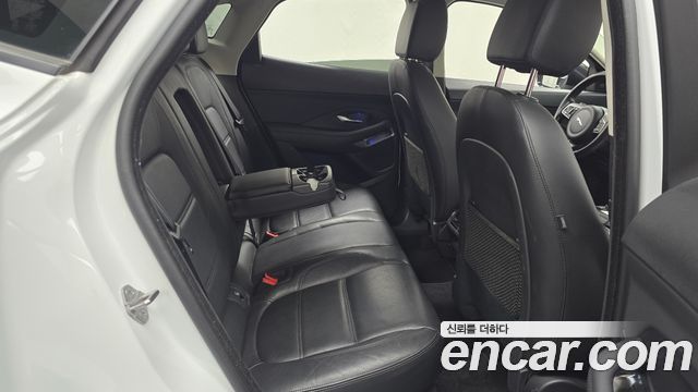 Jaguar E-PACE 2018 — photo 17