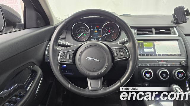 Jaguar E-PACE 2018 — photo 18