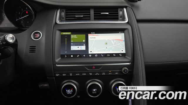 Jaguar E-PACE 2018 — photo 19