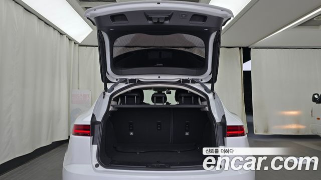 Jaguar E-PACE 2018 — photo 26