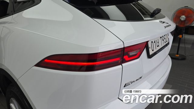Jaguar E-PACE 2018 — photo 9