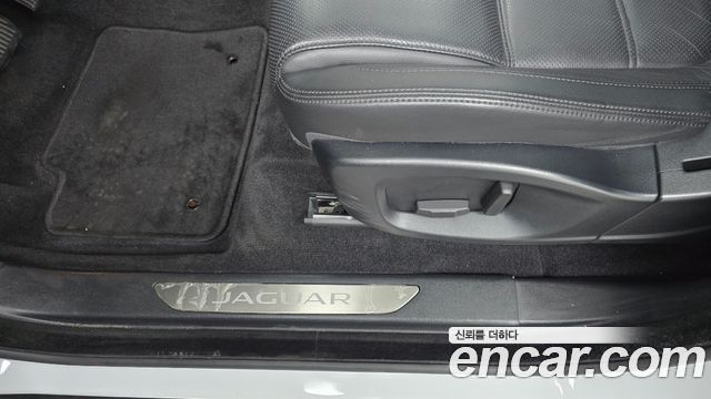 Jaguar E-PACE 2018 — photo 31